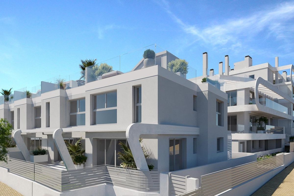 Modern 4-slaapkamer town house buitenkant met tuin in Estepona, Costa del Sol, met een strak ontwerp.