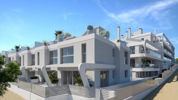 Modern 4-slaapkamer town house buitenkant met tuin in Estepona, Costa del Sol, met een strak ontwerp.