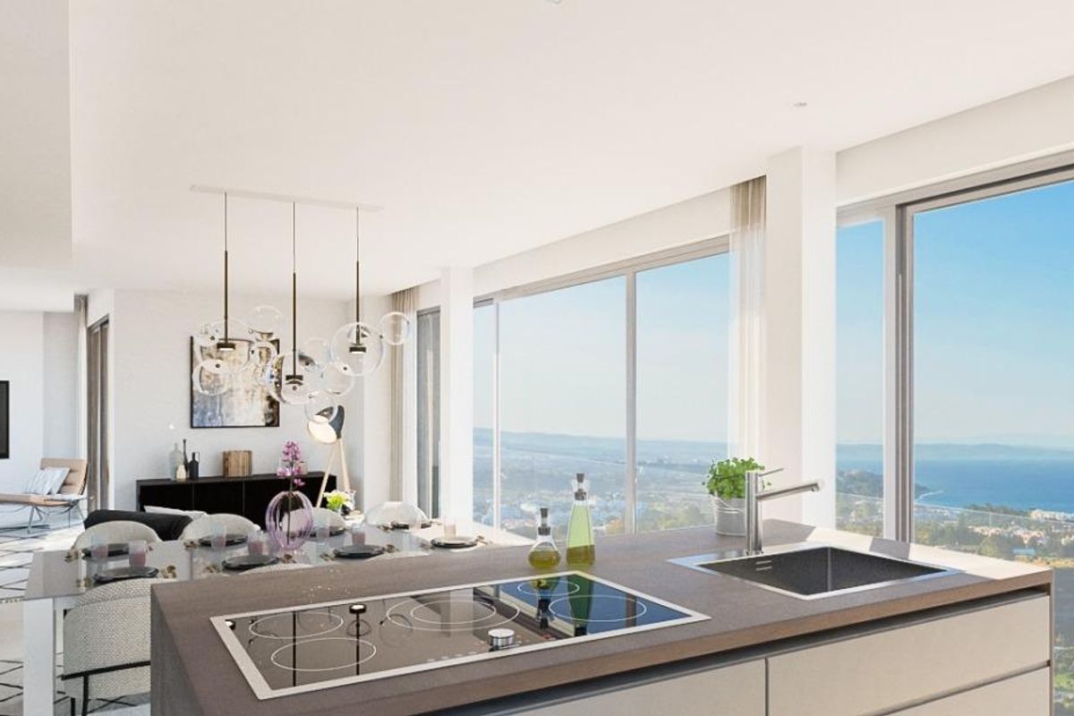 Keukenruimte met stijlvol ontwerp, grote ramen met uitzicht op de oceaan in Benahavís villa.