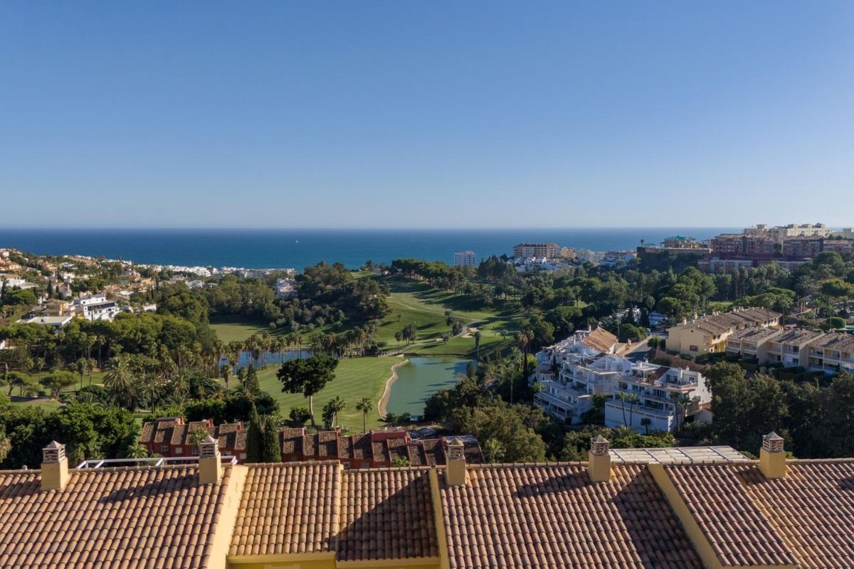 Panoramisch uitzicht vanaf het penthouse met luxe woningen en de schilderachtige golfbaan in Benalmádena.