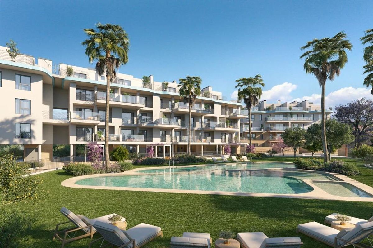 Overzicht van een modern appartementencomplex met zwembad en tuinen in Villajoyosa, Costa Blanca Noord.