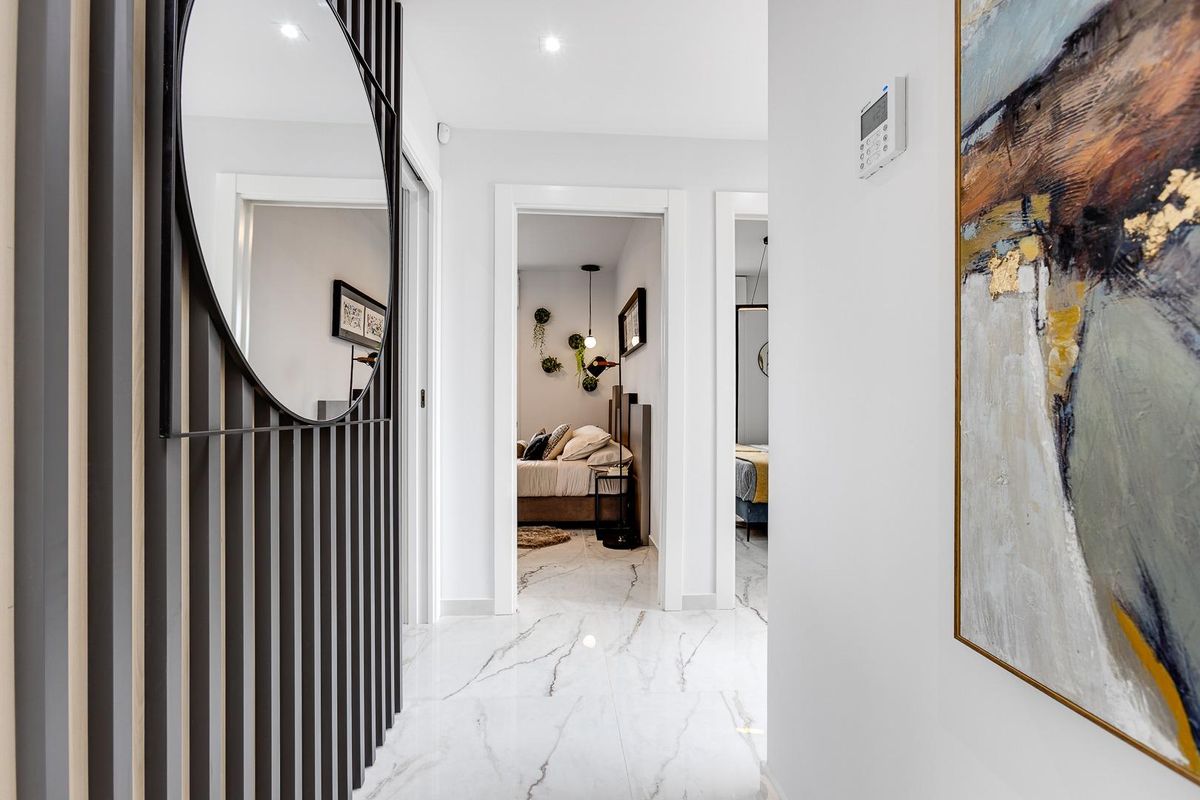 Gang die leidt naar een gezellige slaapkamer, elegant ontworpen in een 2-slaapkamer appartement in Orihuela Costa.