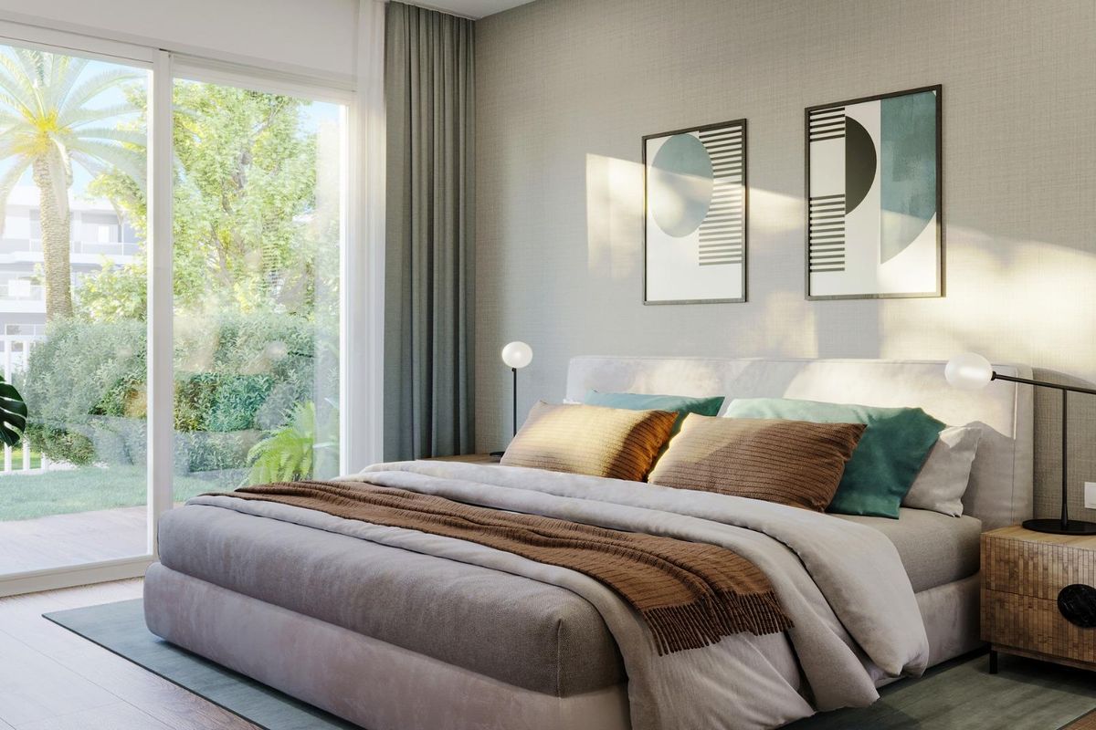 Gezellige slaapkamer met helder natuurlijk licht en uitzicht op palmbomen, gelegen in een 2-slaapkamer appartement in Monforte del Cid.