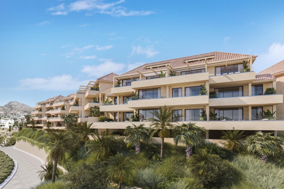 Ruimtelijk uitzicht op de buitenkant van het penthousegebouw, met moderne uitstraling en beplanting in de Costa del Sol.