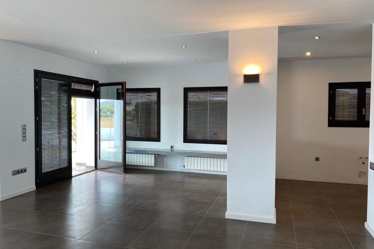 Moderne woonkamer met grote ramen en tegels in de villa in Moraira Teulada.