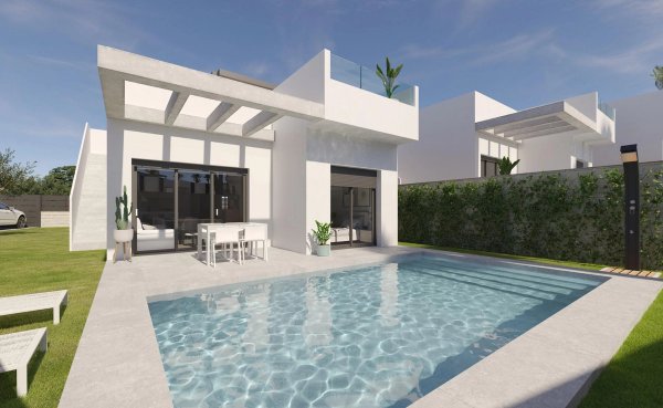 Buitenaanzicht van een 3-slaapkamer villa met zwembad in Algorfa, Costa Blanca, met een modern ontwerp en groen.