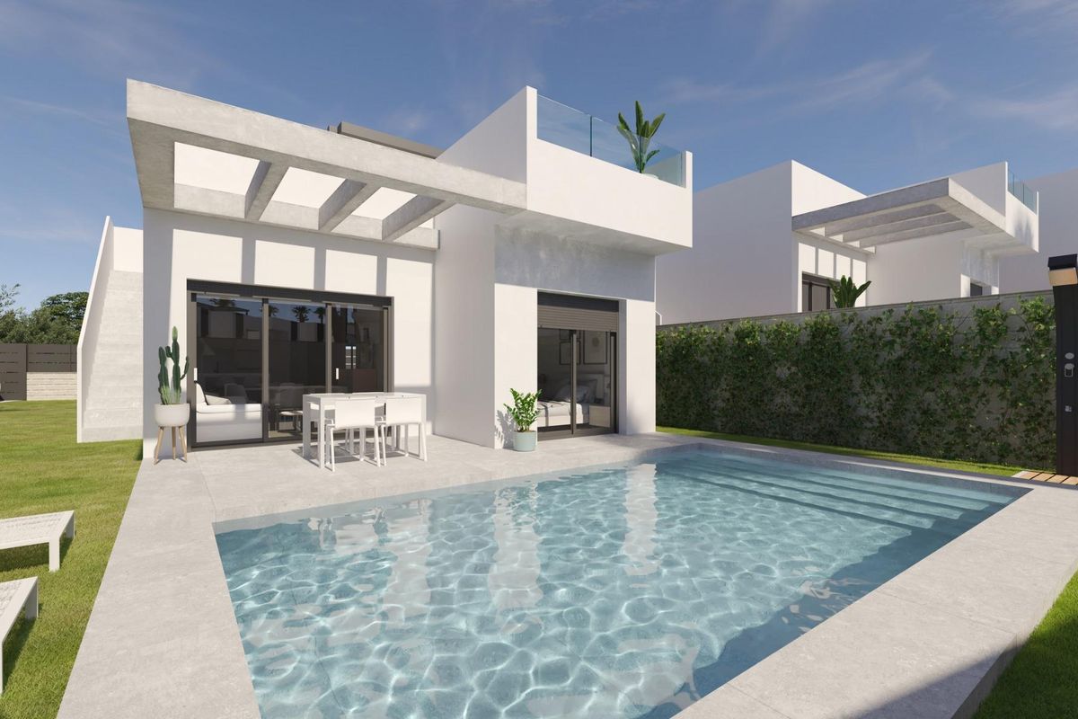 Buitenaanzicht van een 3-slaapkamer villa met zwembad in Algorfa, Costa Blanca, met een modern ontwerp en groen.