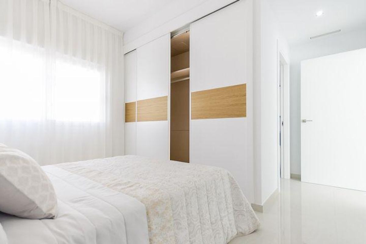 Minimalistische slaapkamer met opbergmogelijkheden in een 3-slaapkamer villa in Rojales, Costa Blanca Zuid.