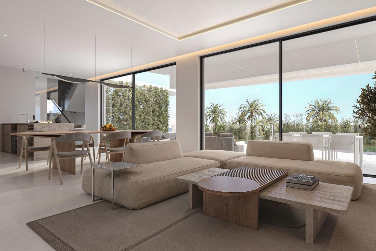 Gezellige woonkamer met elegante meubels en open indeling, gelegen in villa's in Mijas, Costa del Sol.