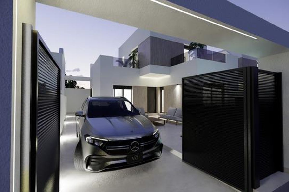 Entree van de villa met de oprit en moderne architectuur 's nachts in San Fulgencio.