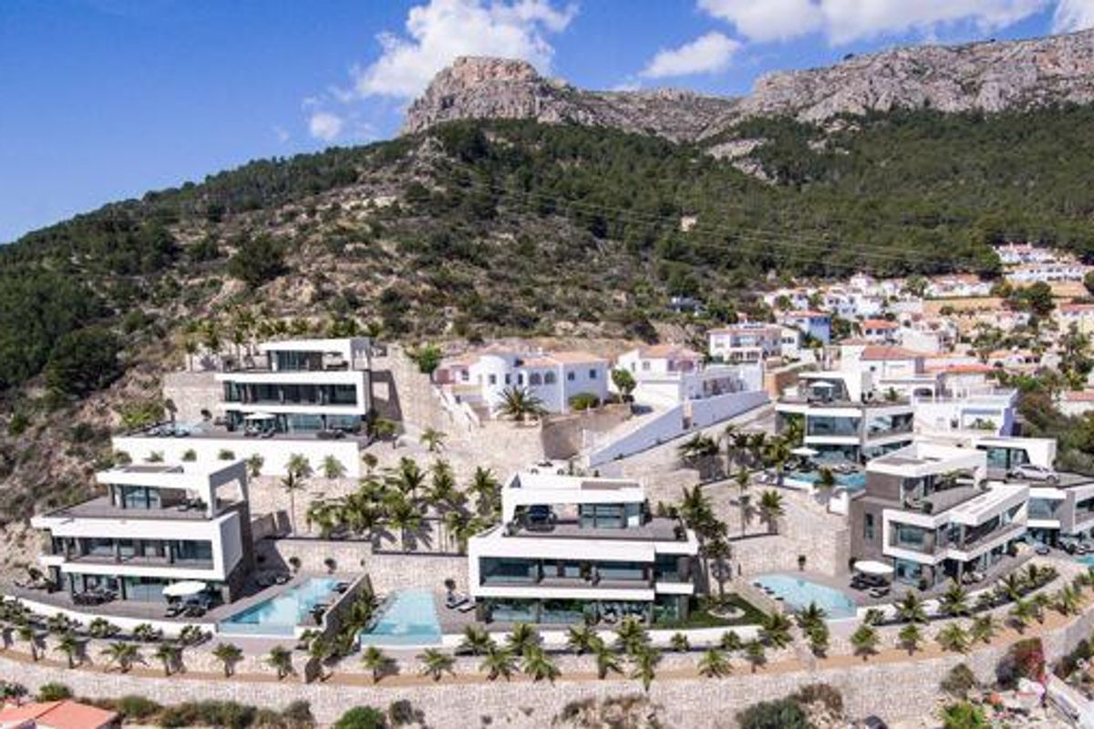 Luchtfoto van meerdere luxe villa's in Calpe, Costa Blanca, elk met privézwembaden en tuinen.