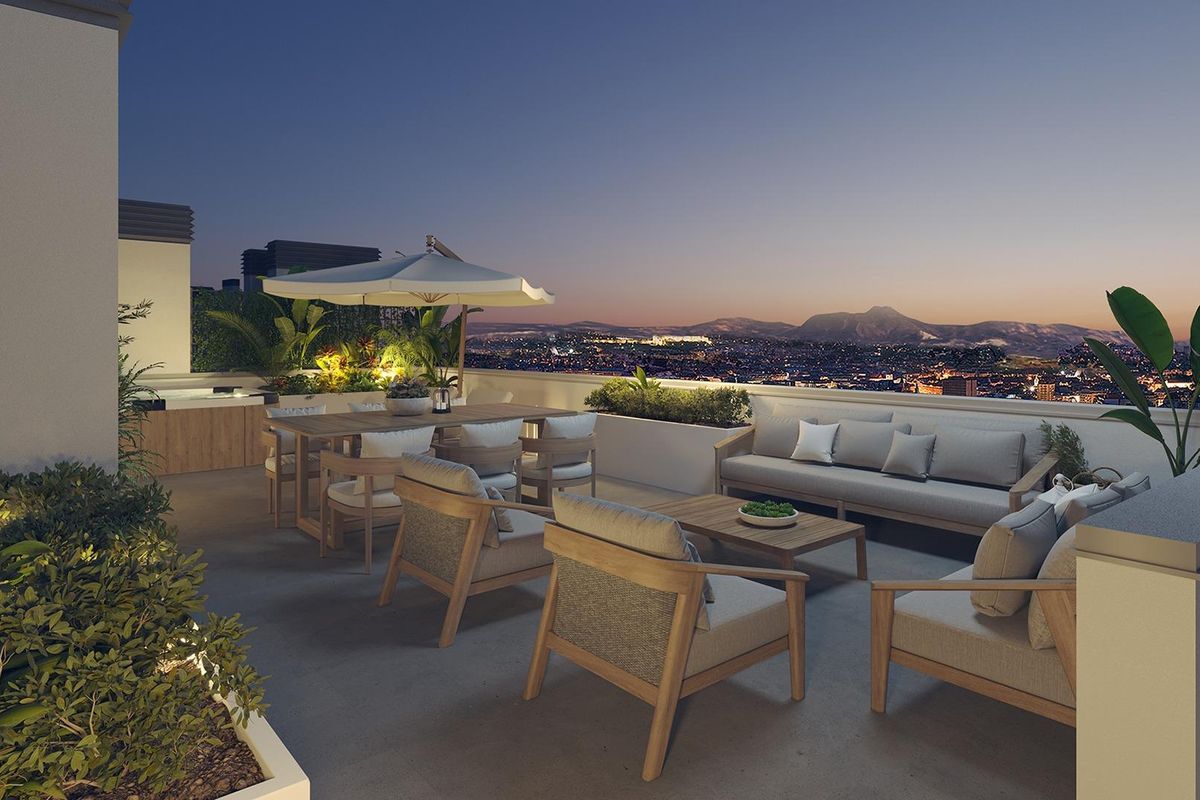 Elegante terras met zitplaatsen en uitzicht op de bergen, ideaal voor een 3-slaapkamer penthouse in Alicante.