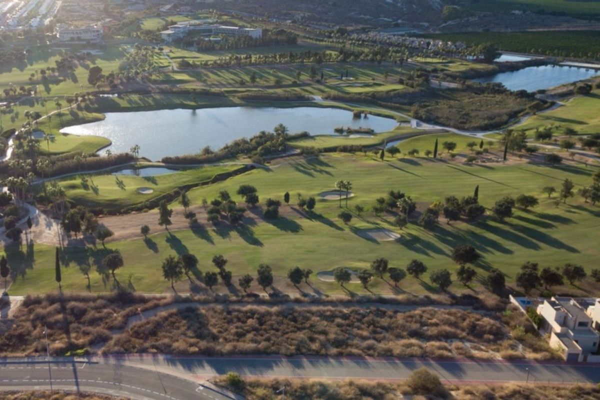 Luchtfoto van Algorfa, Costa Blanca Zuid, met weelderige golfbanen en rustige landschappen.