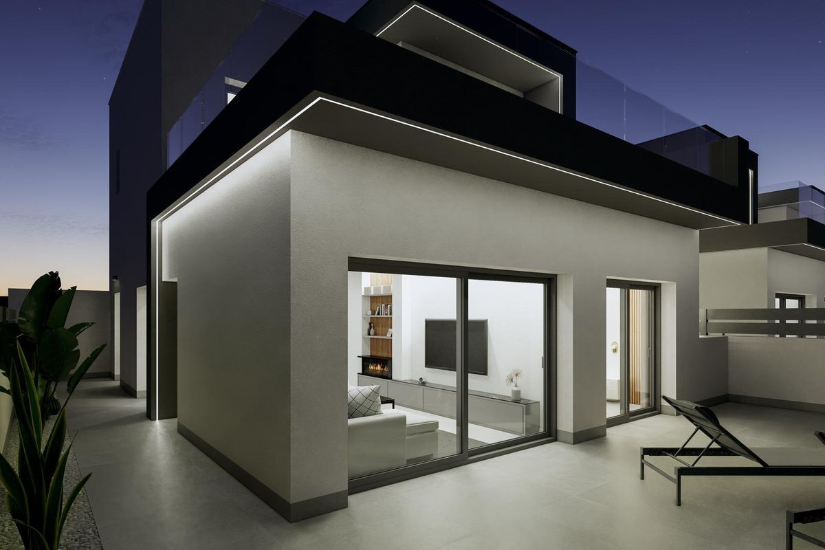 Elegant exterieur van een townhouse in Benijofar, met een gezellige terras voor ontspannende avonden.