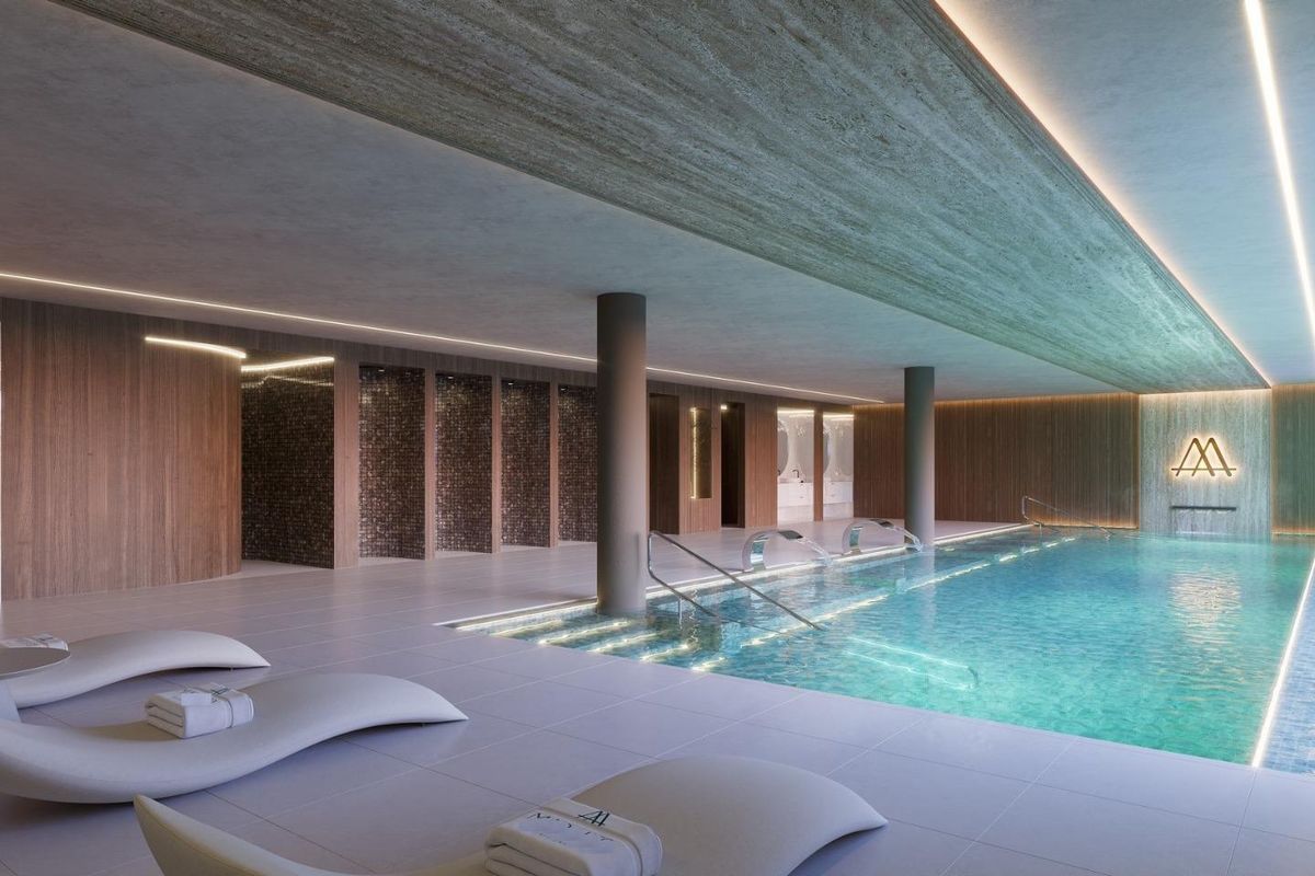 Binnenzwembad in Estepona, met modern design en ontspannen sfeer, ideaal voor vrijetijdsbesteding.