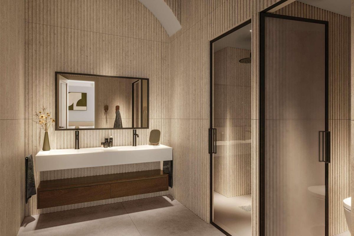 Moderne badkamer met elegante uitstraling en inloopdouche in een 3-slaapkamer appartement op de begane grond in Málaga, Costa del Sol.