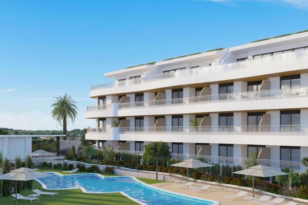 Ruimtelijk zwembad omgeven door palmbomen en moderne appartementen in Orihuela Costa, Spanje.
