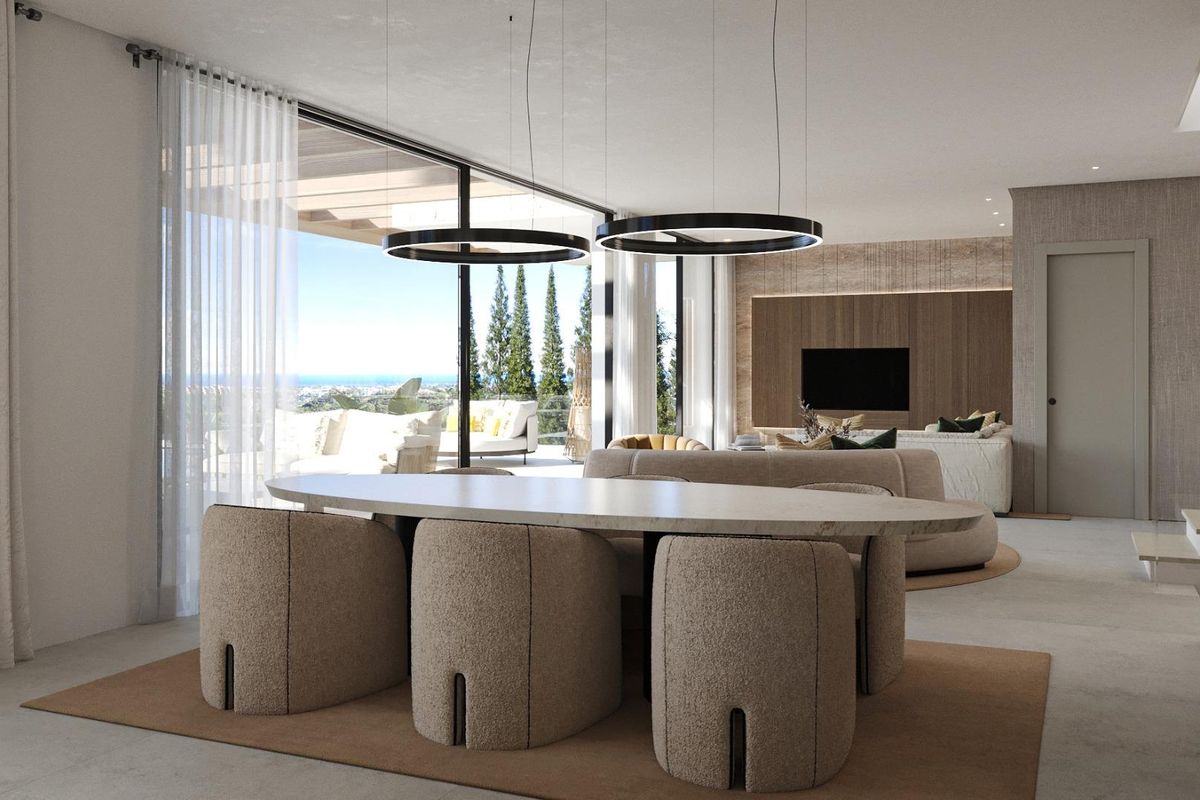 Stijlvolle eetruimte met modern decor en panoramisch uitzicht, met een grote tafel in een villa aan de Costa del Sol.