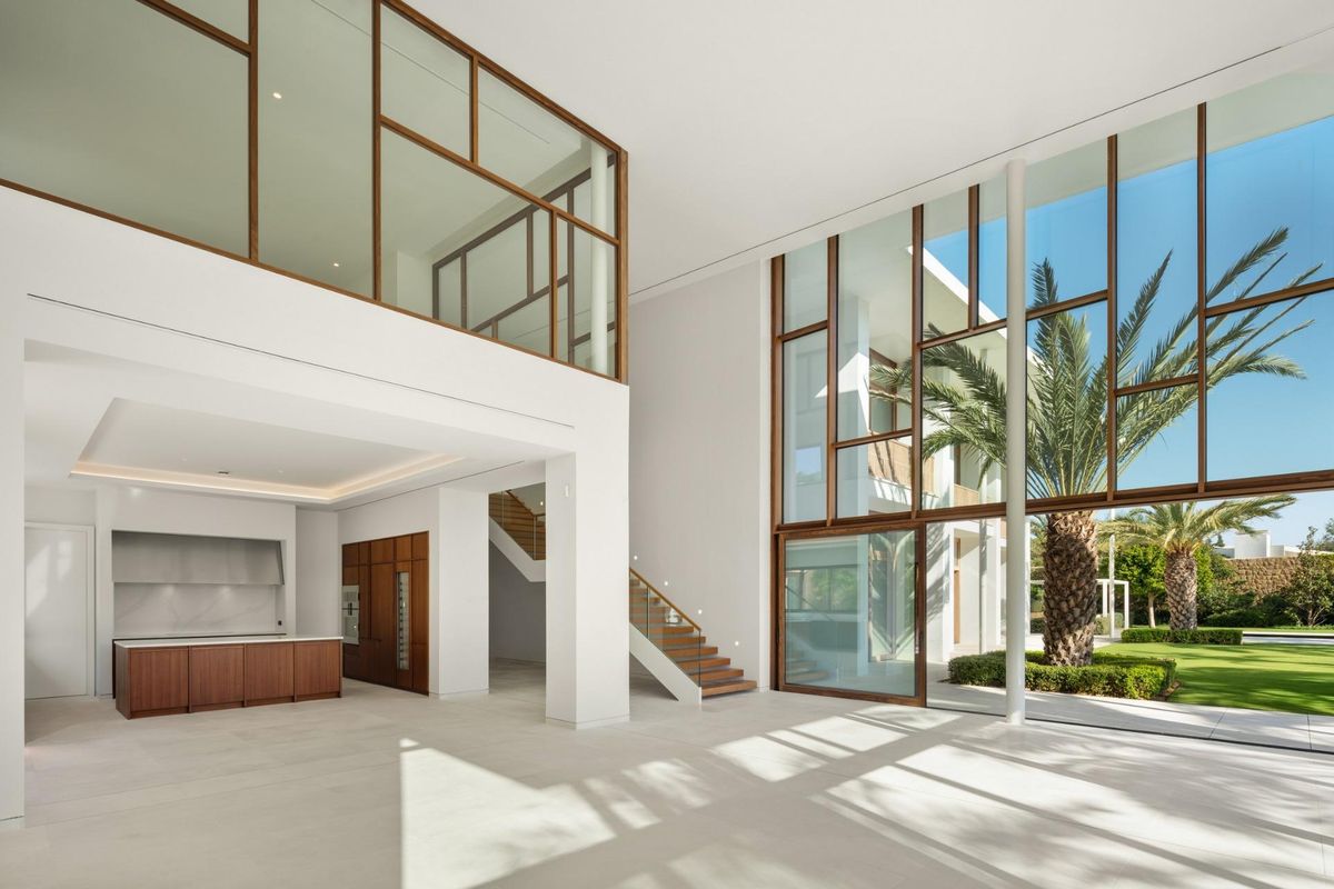 Ruime woonkamer met moderne architectuur, grote ramen en een trap, Casares, Costa del Sol.