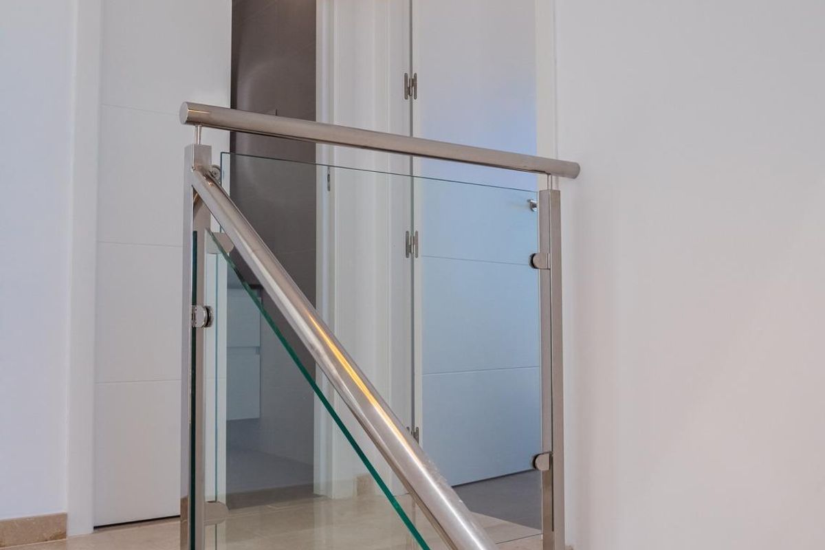 Stijlvolle trap met moderne verlichting in een 3-slaapkamer villa, die omhoog leidt in Los Alcazares.