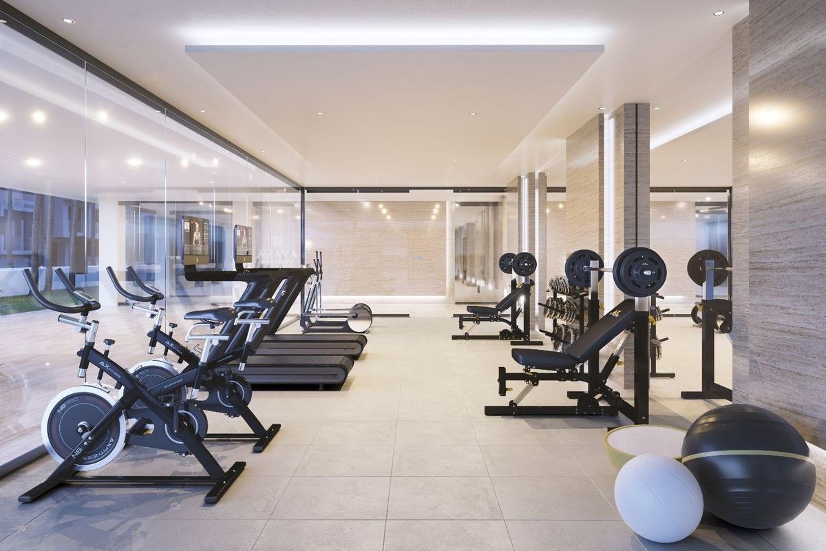 Goed uitgeruste sportschool met moderne fitnessapparatuur in Estepona, ideaal om actief te blijven in dit 3-slaapkamer appartementcomplex.