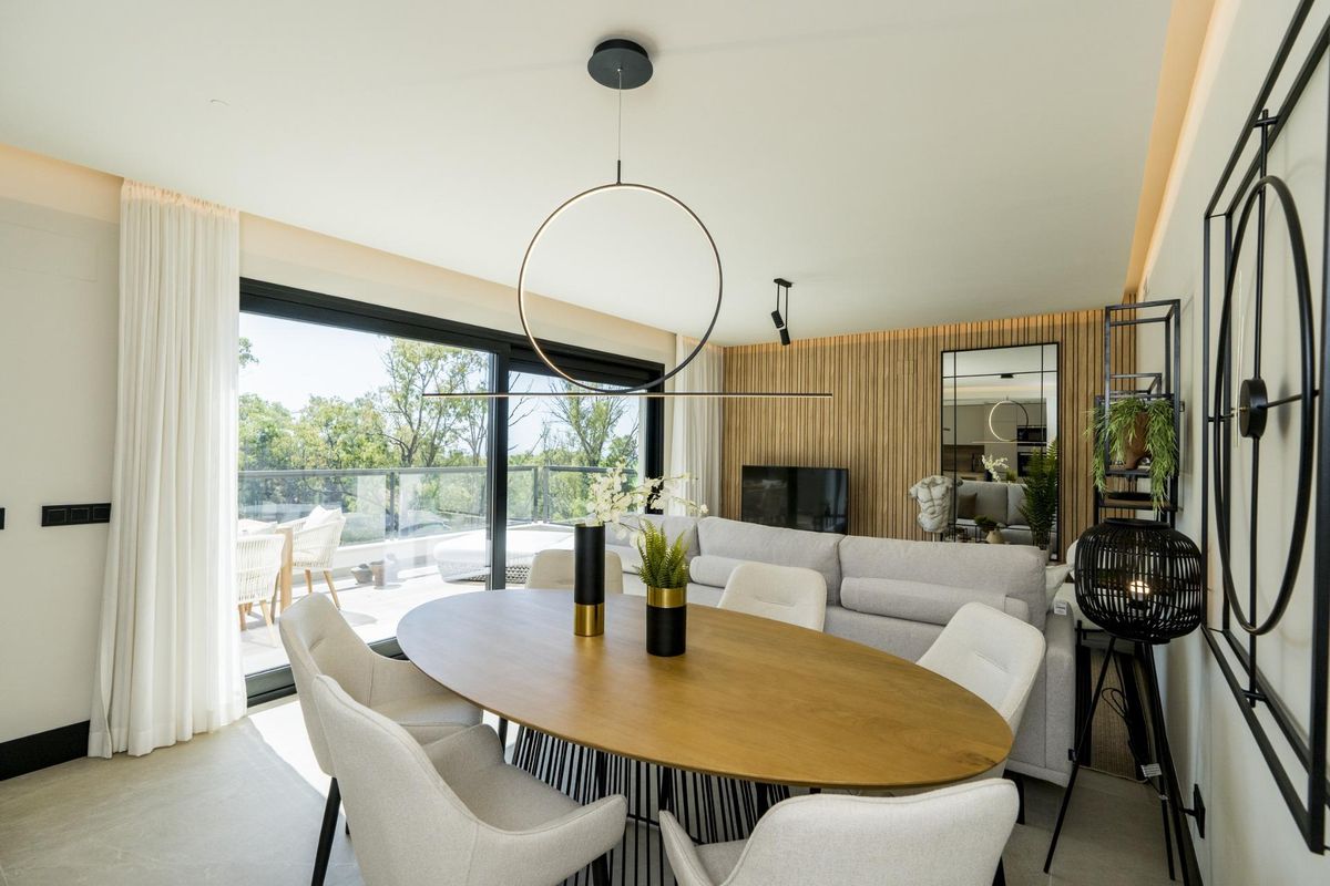 Stijlvolle eetkamer met een ronde tafel en groen in een penthouse in Marbella, perfect voor entertainment.