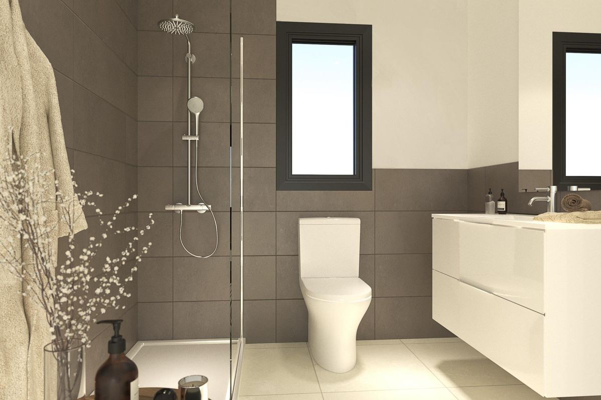 Moderne badkamerinrichting met tegels en armaturen in een villa gelegen in Alhama De Murcia.