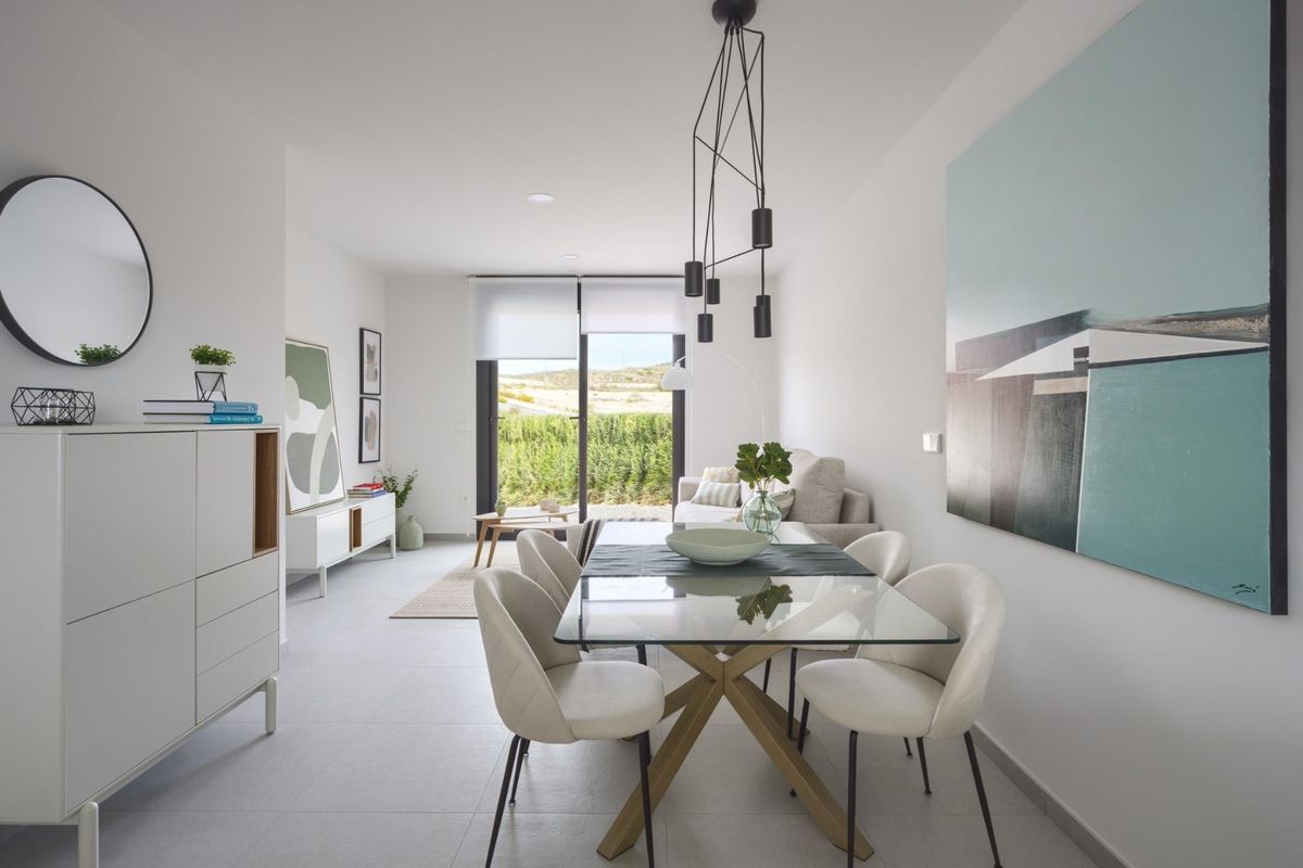 Uitnodigende woonkamer met moderne decoraties en panoramische ramen in een rijwoning in Baños y Mendigo, Spanje.