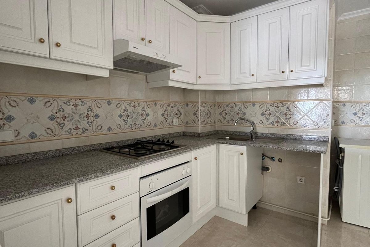 Moderne keuken in het 2-slaapkamer appartement in Orihuela Costa, met hoogwaardige kasten en apparaten.
