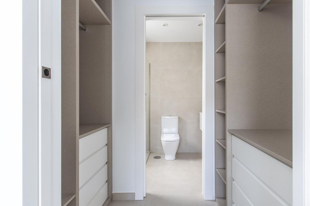 Modern badkamerontwerp met een schoon esthetiek en opbergruimte in een villa in San Javier, Costa Calida, Spanje.