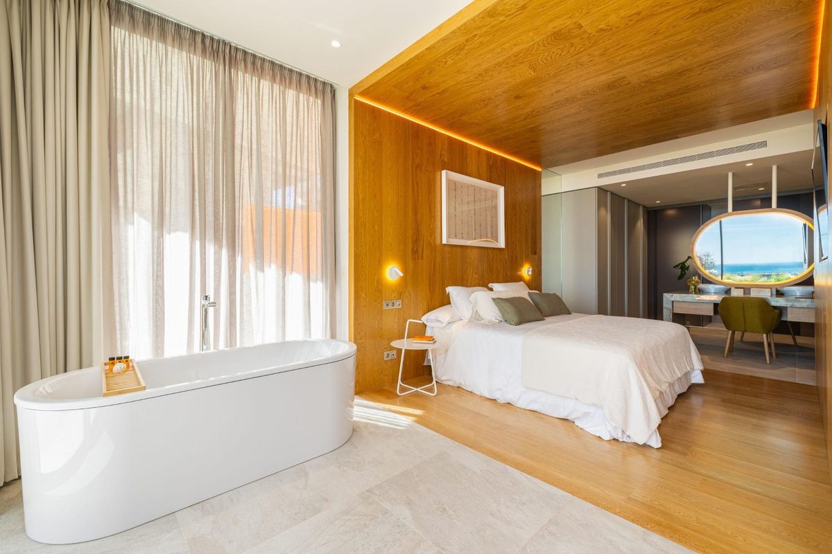 Stijlvolle slaapkamer met uitzicht en moderne meubels in een 2-slaapkamer penthouse, Fuengirola, Costa del Sol.
