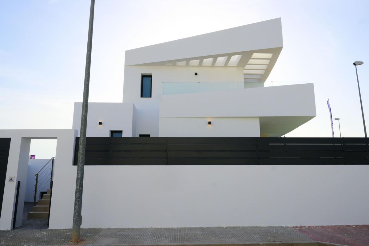 Elegante gevel van een 3-slaapkamer townhouse met moderne ingang in Dolores, Costa Blanca Zuid, Spanje.
