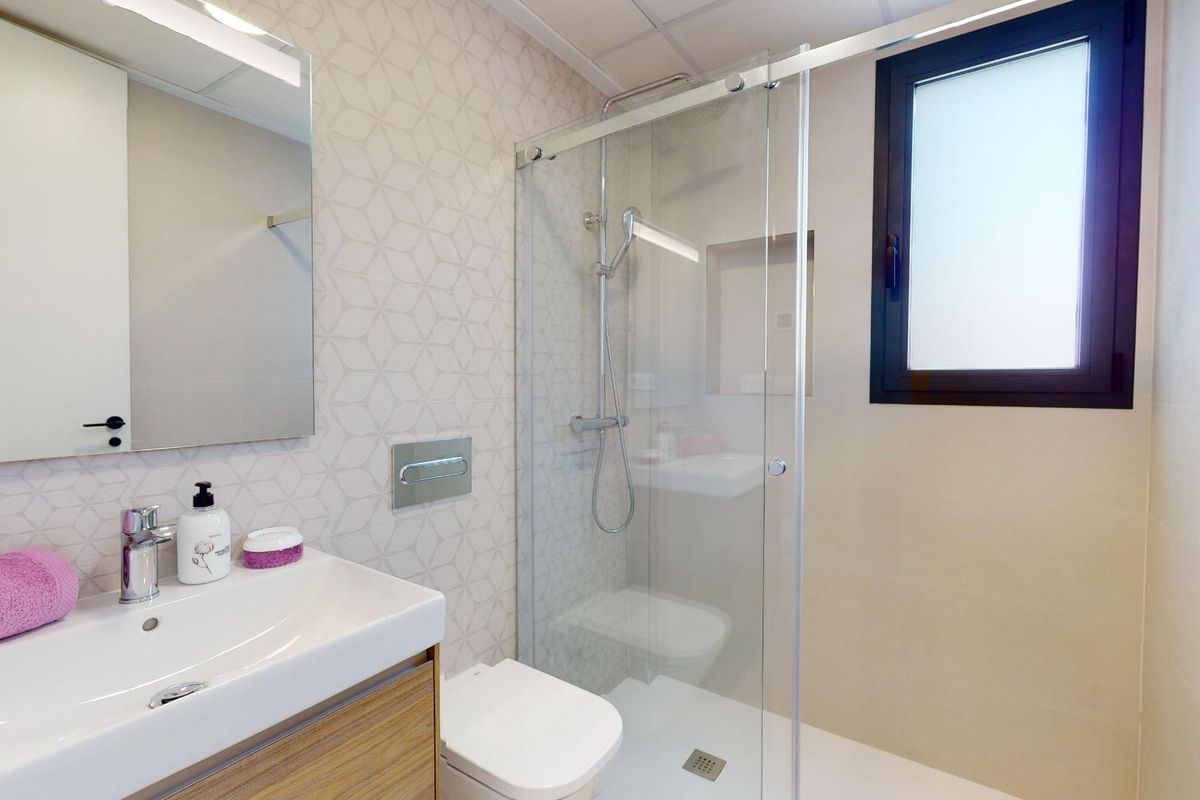 Moderne badkamer met douche in een villa met 3 slaapkamers in San Fulgencio, Costa Blanca.