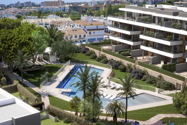 Luchtfoto van een gemeenschappelijk zwembad en tuinen in Torremolinos, met het appartementencomplex met 4 slaapkamers.