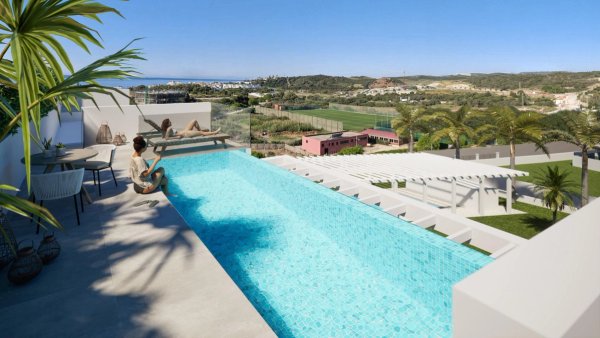 Infinitypool met uitzicht op de bergen, met de penthouse in Estepona, Costa del Sol.