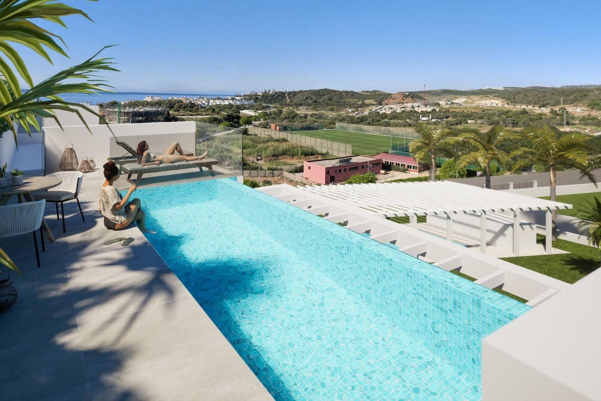 Afgeschermd zwembad in Estepona, met een prachtig uitzicht, perfect voor loungen en zonnen.