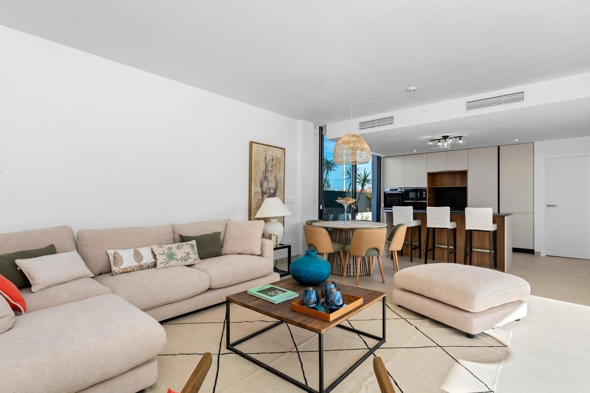 Heldere woonkamer met moderne decoratie en een aangrenzende keuken in een villa gelegen in Cartagena, Costa Calida.