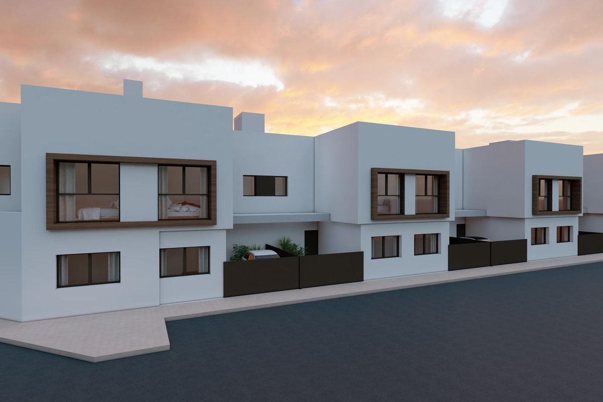 Buitenkant van een moderne 3-slaapkamer townhouse in San Javier, met een strakke uitstraling en grote ramen.