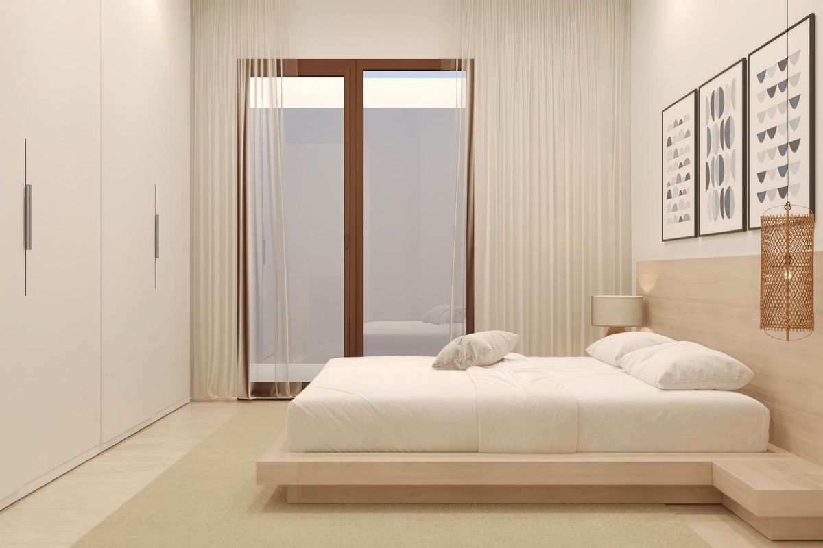 Heldere en luchtige slaapkamer met een groot bed en grote ramen in een 1-slaapkamer appartement in Vera, Costa de Almeria.