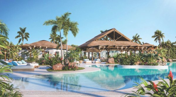 Tropisch zwembadgebied met weelderige tuinen in Mijas, Costa del Sol, met ligbedden en palmbomen.