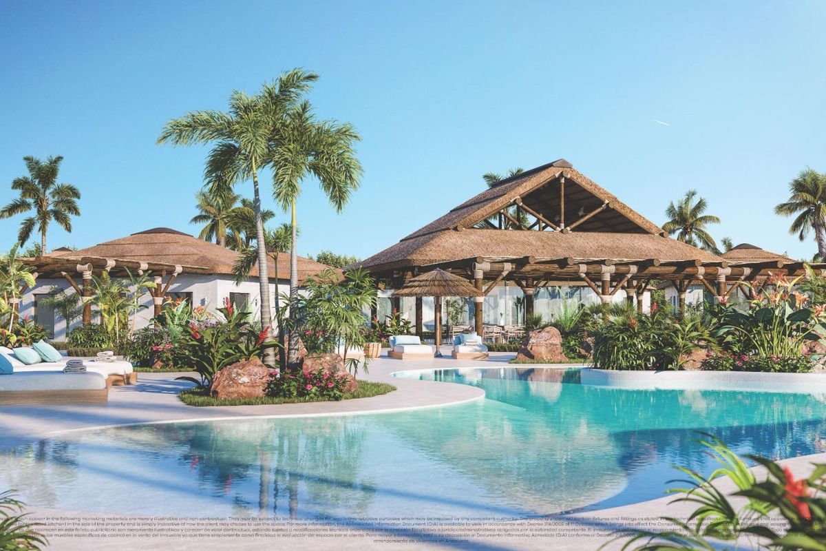 Tropisch zwembadgebied met weelderige tuinen in Mijas, Costa del Sol, met ligbedden en palmbomen.