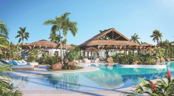 Tropisch zwembadgebied met weelderige tuinen in Mijas, Costa del Sol, met ligbedden en palmbomen.