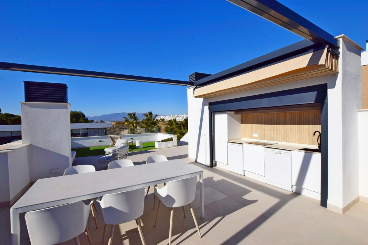 Terras met een eettafel en buitenkeuken, perfect voor het vermaken in Alhama De Murcia.
