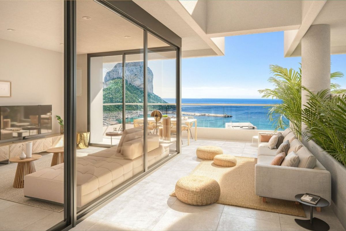 Stijlvolle lounge in het penthouse met prachtig uitzicht over Calpe en de zee.