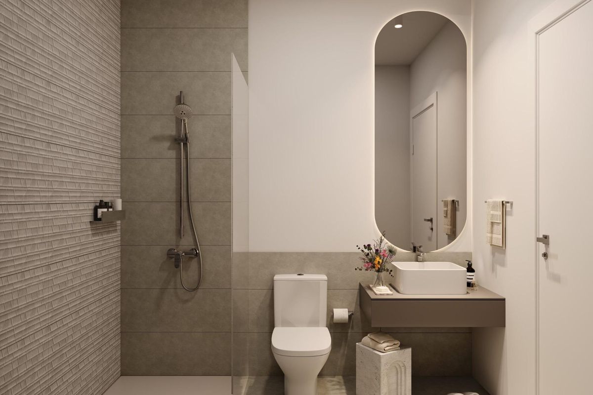 Elegante badkamer met moderne armaturen en een strakke uitstraling in een townhouse in Mijas, Costa del Sol.