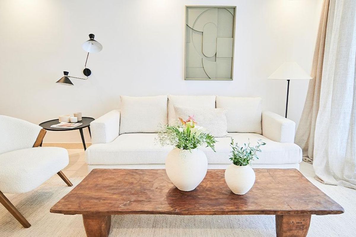 Gezellig woonkamergedeelte met zachte zitmeubelen en decoratieve elementen in het Marbella penthouse.