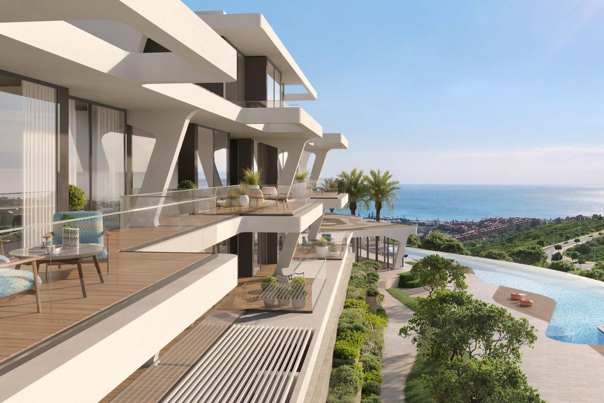 Indrukwekkend exterieur van het penthouse met een poolgebied en zeezicht in Casares, Costa del Sol.
