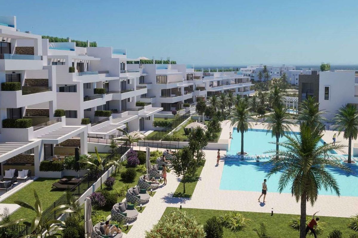 Luchtfoto van modern appartementencomplex met zwembad en tuinen in Estepona, Costa del Sol, Spanje.