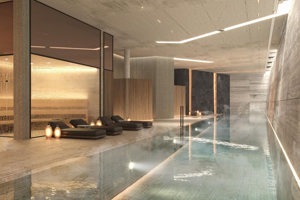 Luxueuze binnenzwembad in een eigendom in Marbella, met ontspannende zithoeken en modern ontwerp.