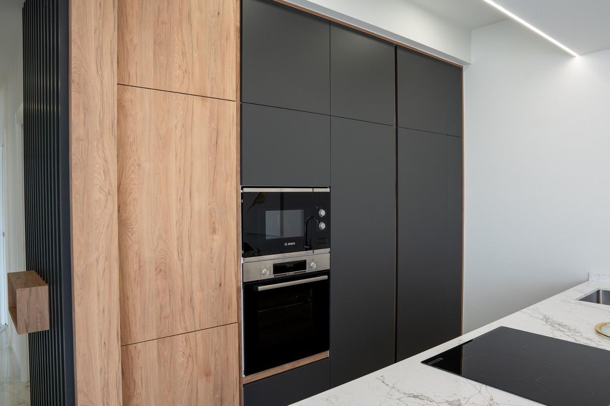 Contemporary keukenkasten en ingebouwde apparaten in een villa in Ciudad Quesada.